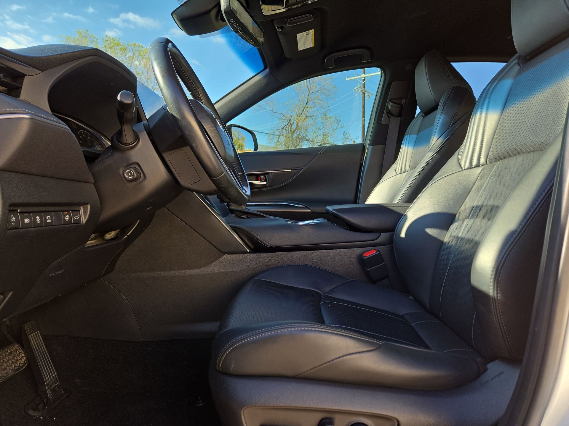 Used 2021 Toyota Venza Limited image 16