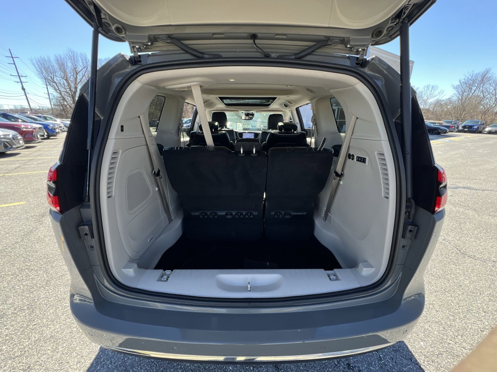 Used 2022 Chrysler Pacifica Limited image 27