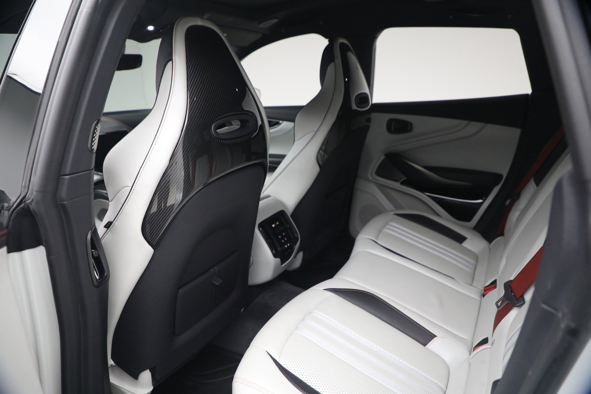 Used 2025 Aston Martin DBX 707 image 16