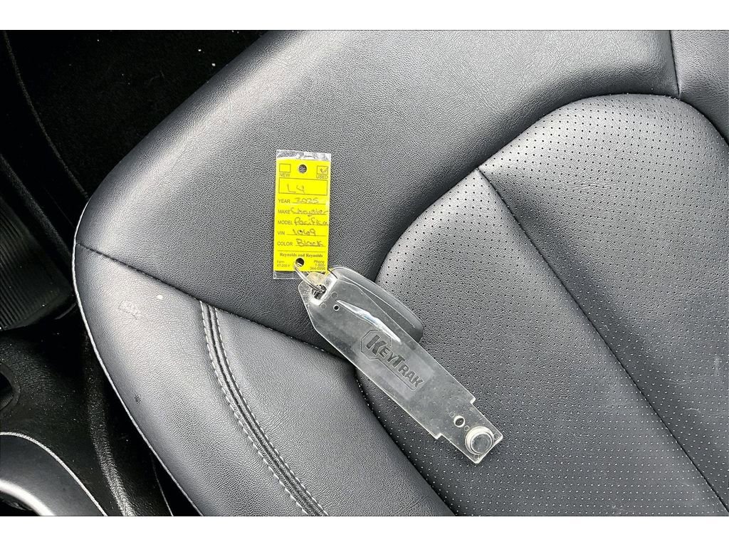 Certified 2025 Chrysler Pacifica Select image 12