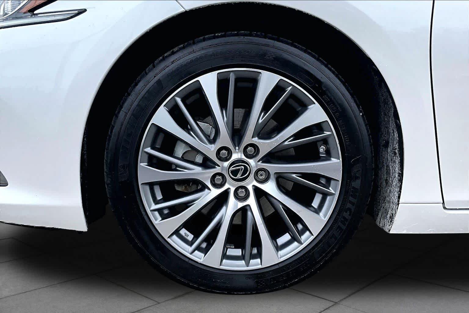 Used 2019 Lexus ES 300h w/ Premium Package FWD image 10