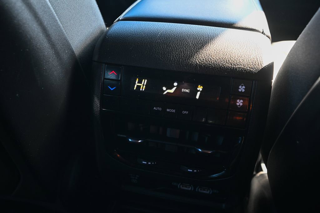 Used 2023 Jeep Grand Cherokee L Laredo image 32