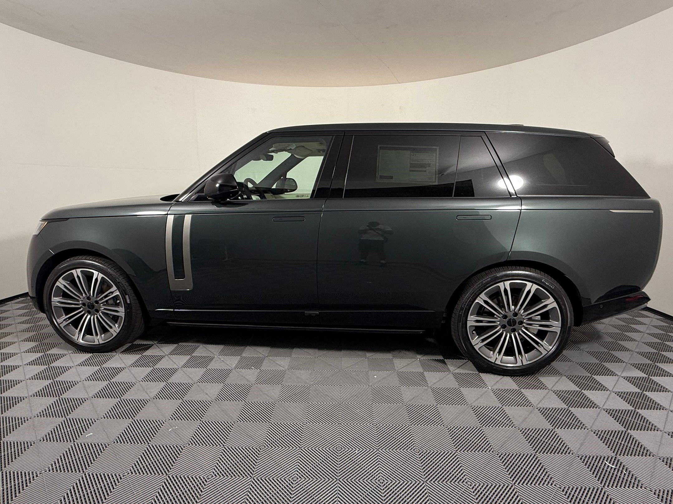 New 2026 Land Rover Range Rover Long Wheelbase SE AWD/4WD image 2