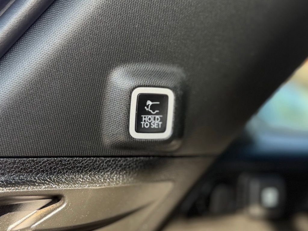 Used 2023 Jeep Grand Cherokee Altitude image 11