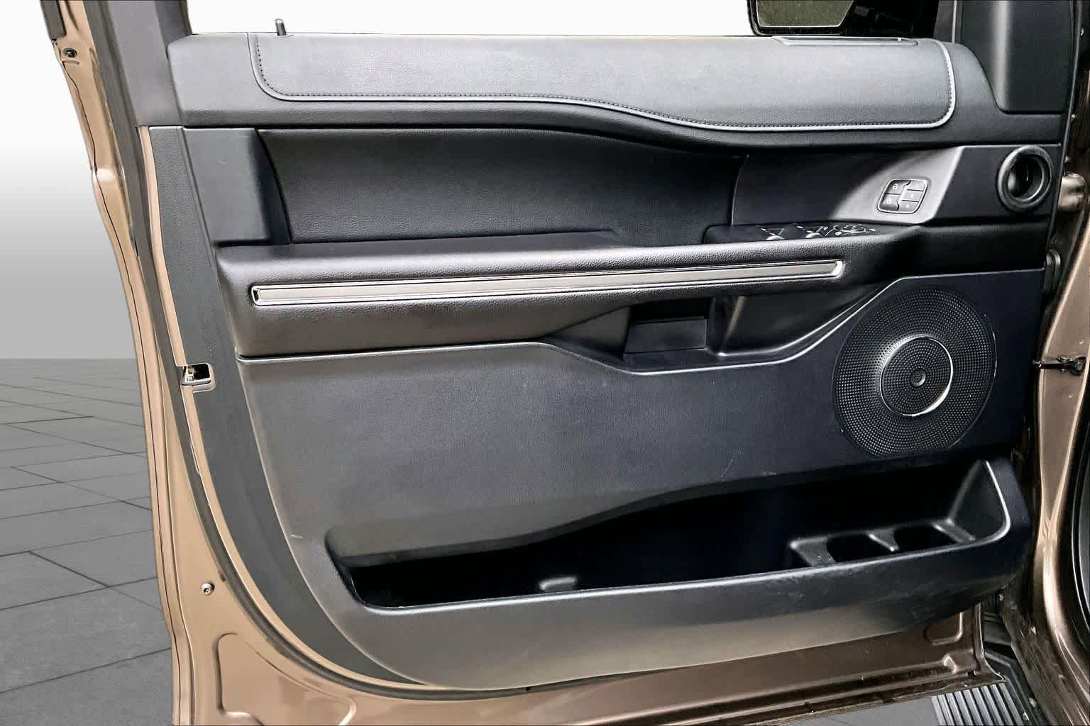 Used 2018 Ford Expedition XLT w/ Equipment Group 202A RWD image 19