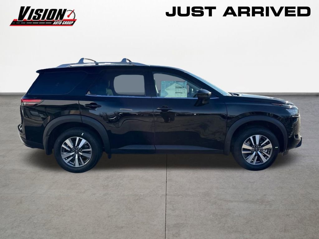 New 2025 Nissan Pathfinder SL image 4