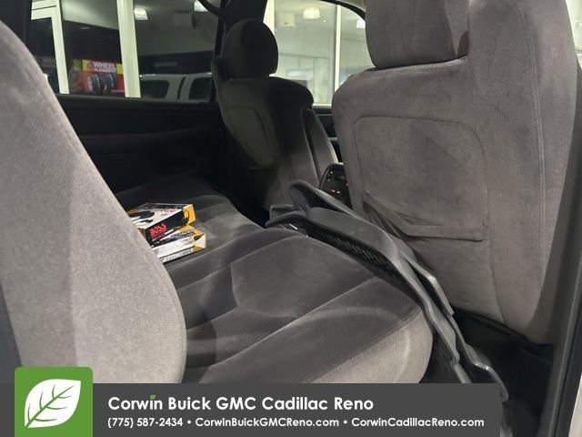 Used 2005 GMC Sierra 2500 SLE w/ Skid Plate Package image 32