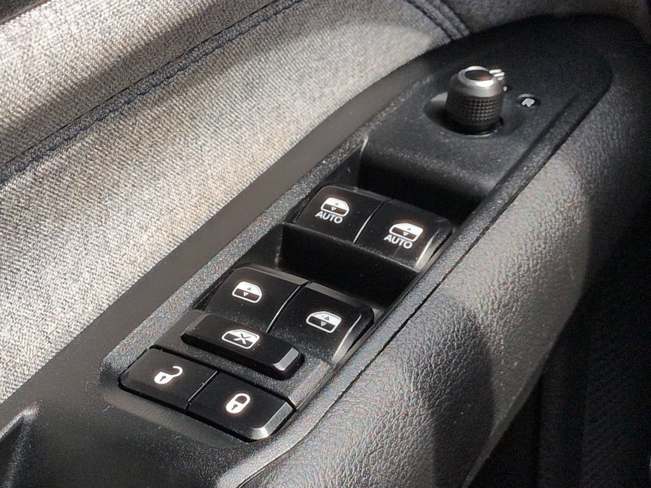 Used 2023 Jeep Compass Latitude w/ Sun and Sound Group AWD/4WD image 31