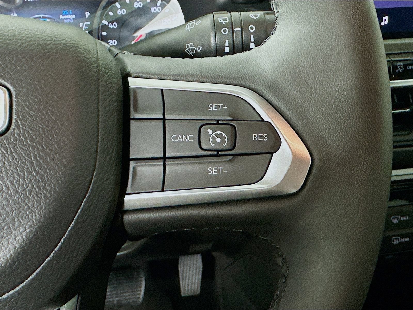 Used 2024 Jeep Compass Latitude w/ Convenience Group AWD/4WD image 19