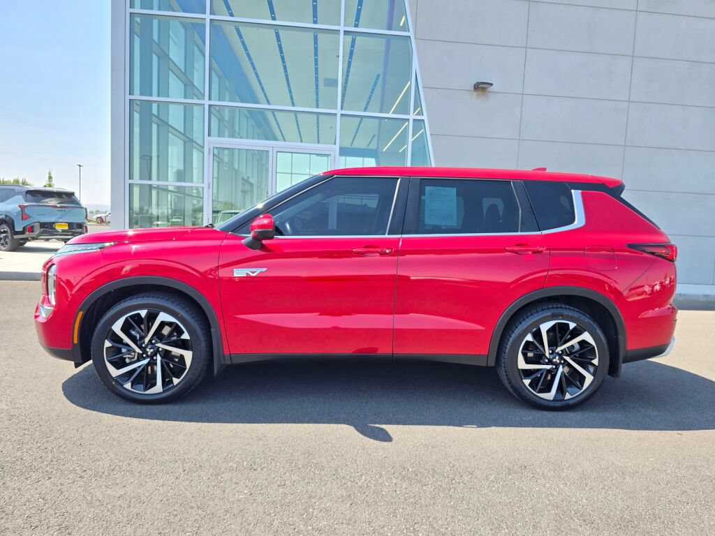 Used 2023 Mitsubishi Outlander 4WD Plug-In Hybrid image 3