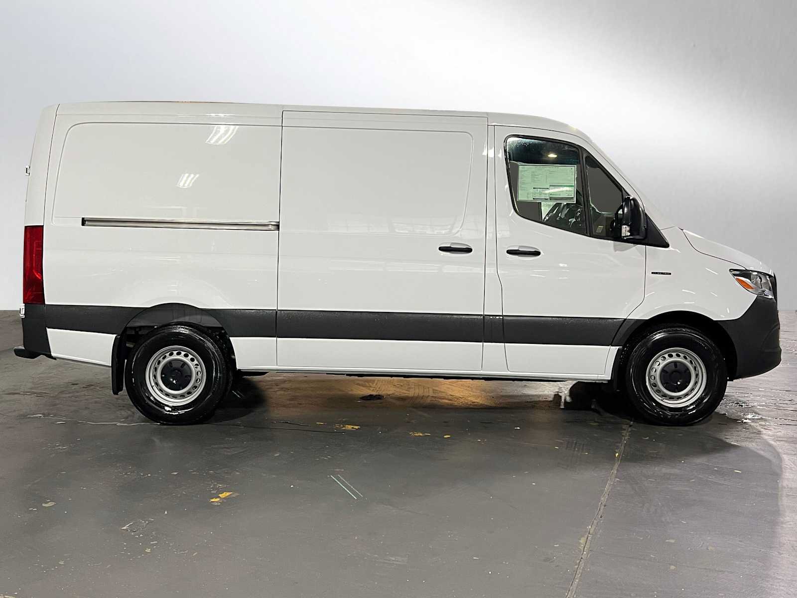 New 2025 Mercedes-Benz eSprinter 144 Cargo image 2