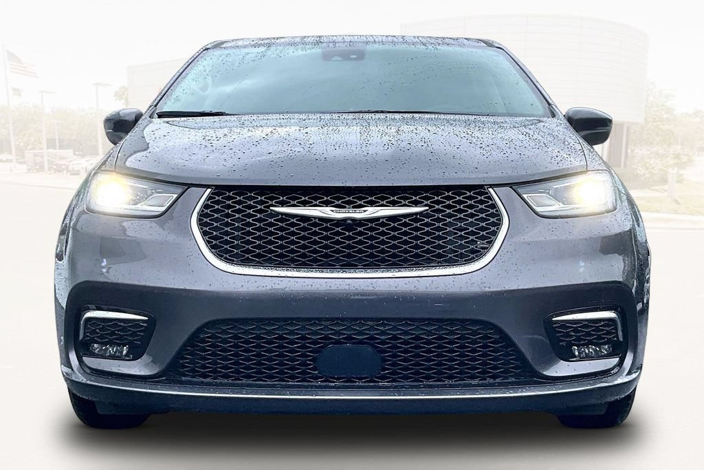 Used 2023 Chrysler Pacifica Touring-L FWD image 2