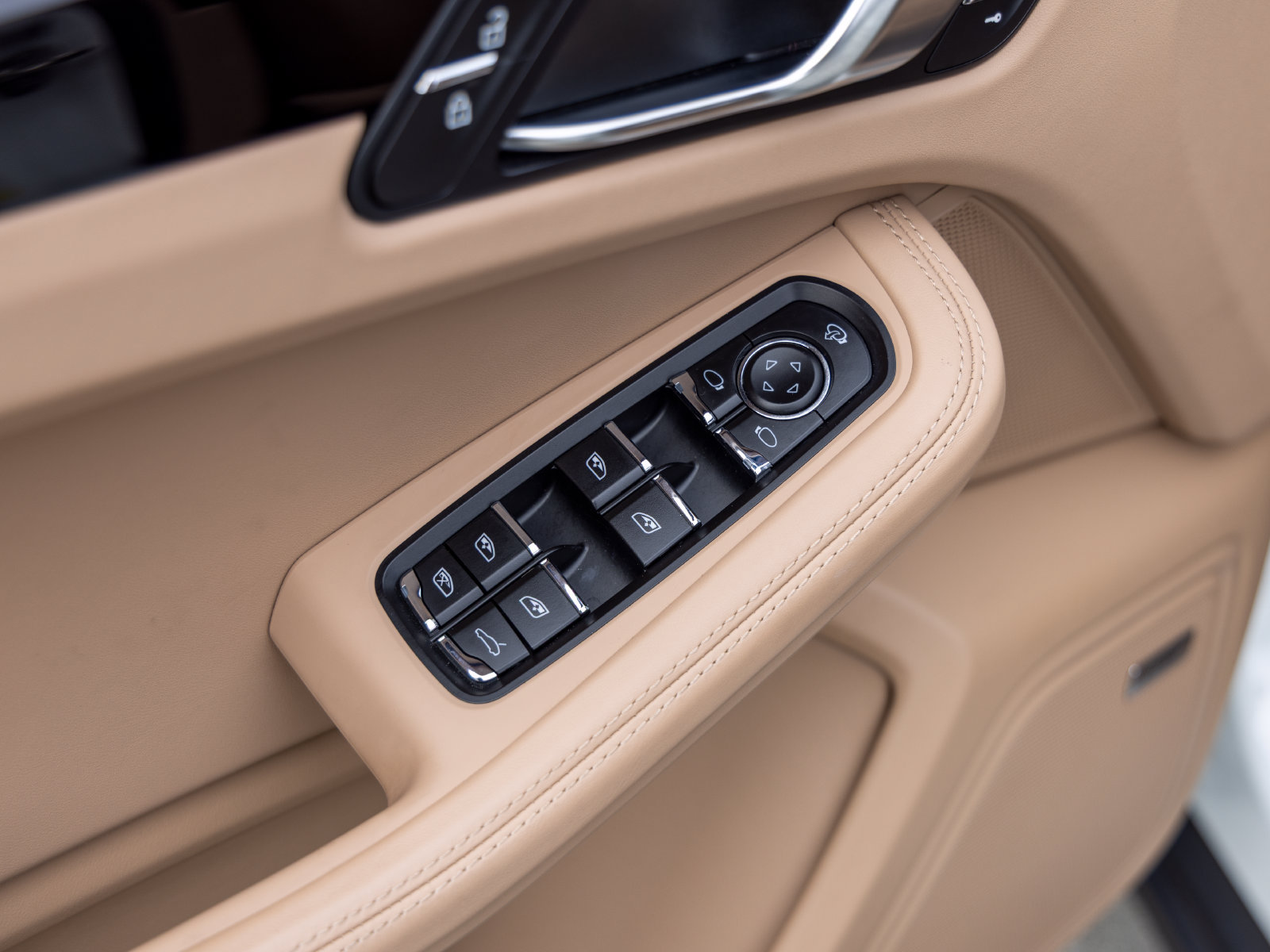 Used 2024 Porsche Macan AWD/4WD image 27