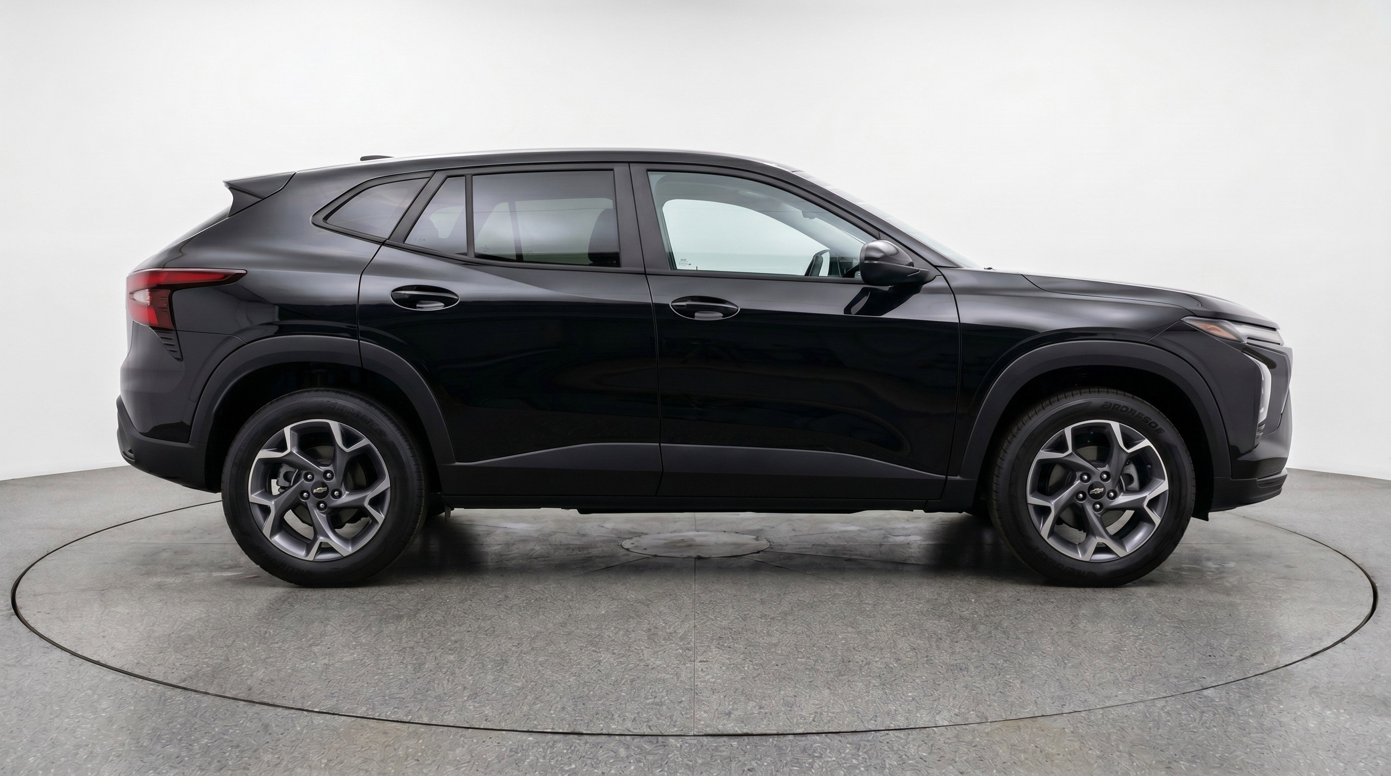 Used 2025 Chevrolet Trax LT FWD image 11
