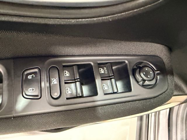 Used 2017 Jeep Renegade Latitude image 34