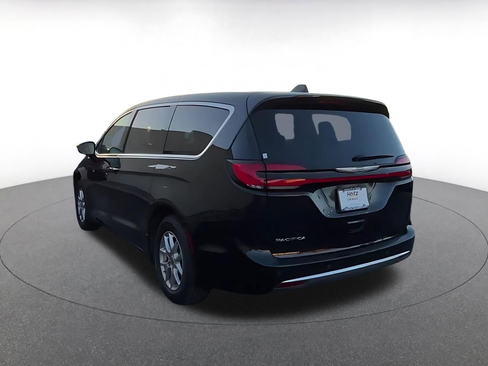 Used 2024 Chrysler Pacifica Touring-L image 11