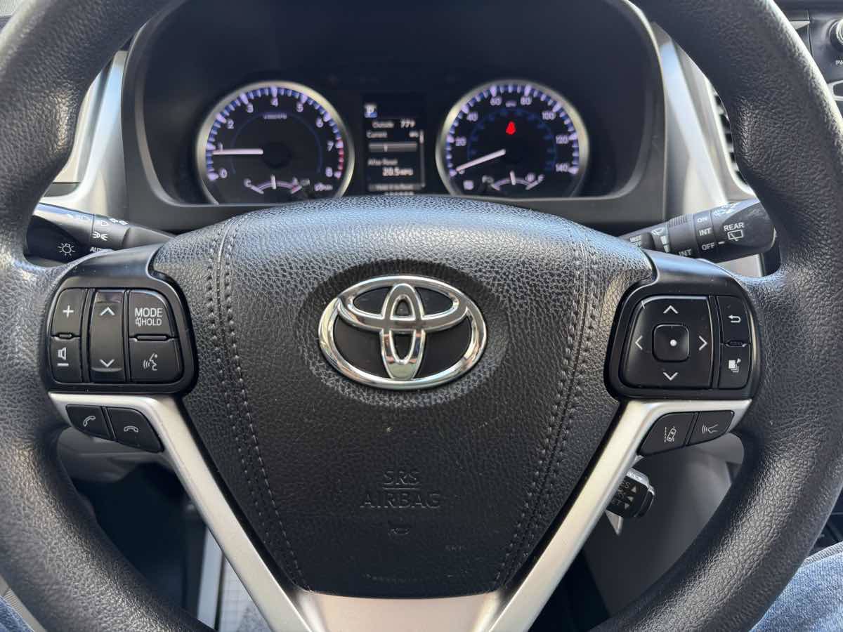 Used 2017 Toyota Highlander LE AWD/4WD image 15