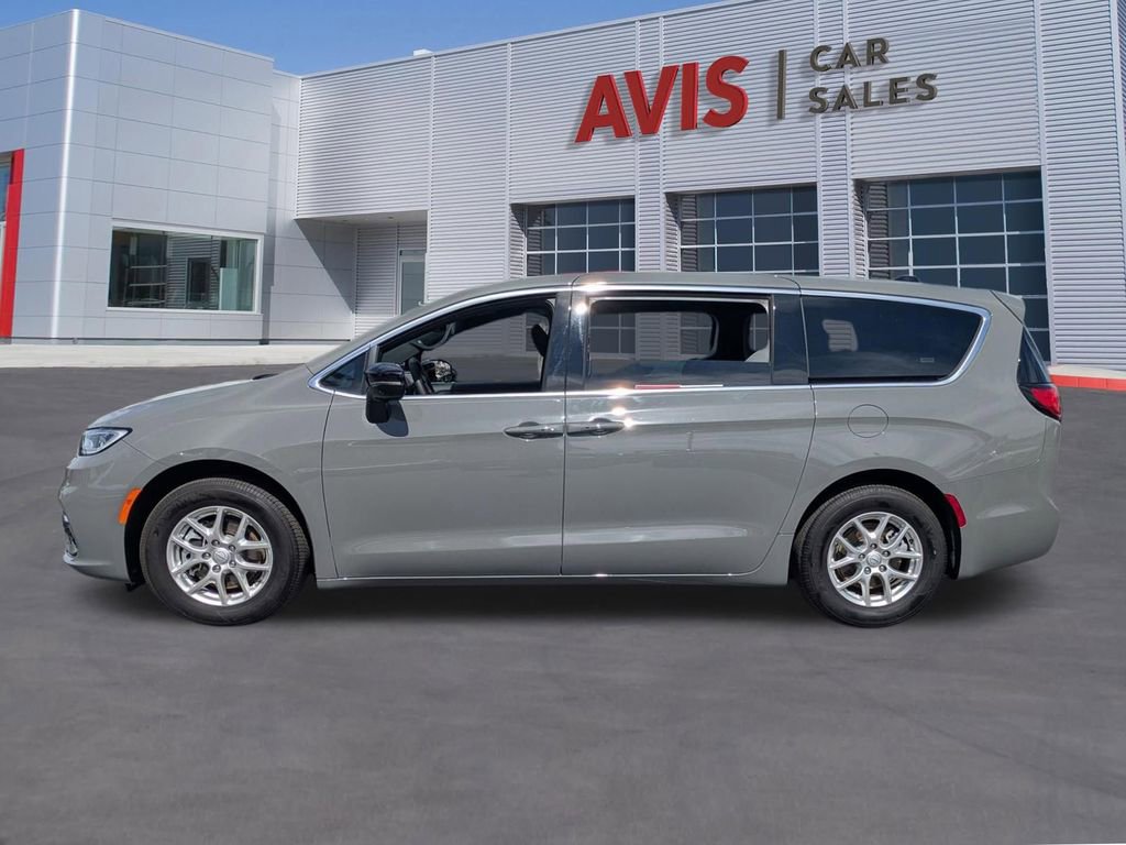 Used 2025 Chrysler Pacifica Select image 10