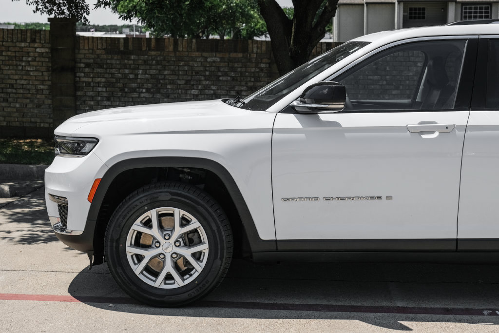 Used 2023 Jeep Grand Cherokee L Limited AWD/4WD image 22