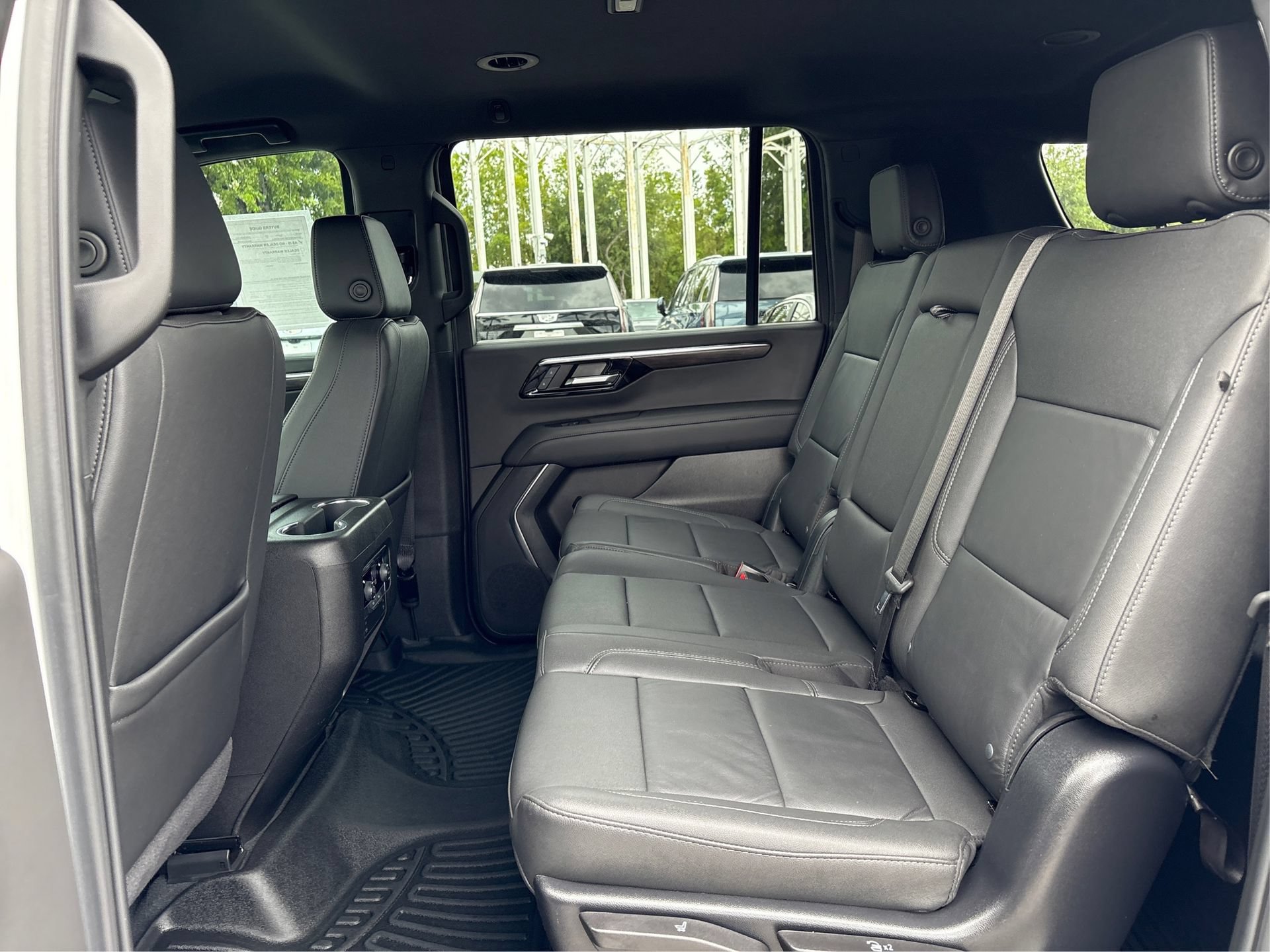 Used 2025 Chevrolet Suburban LT RWD image 10