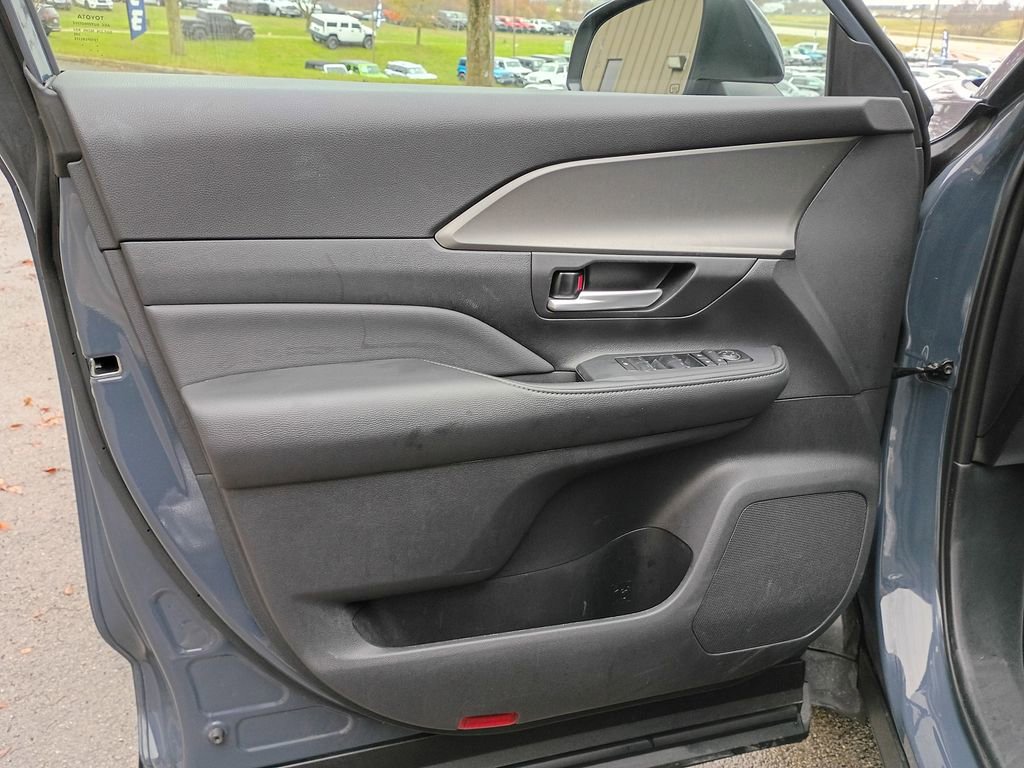 Used 2025 Toyota Grand Highlander AWD image 8