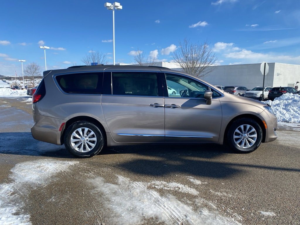 Used 2017 Chrysler Pacifica Touring-L image 2