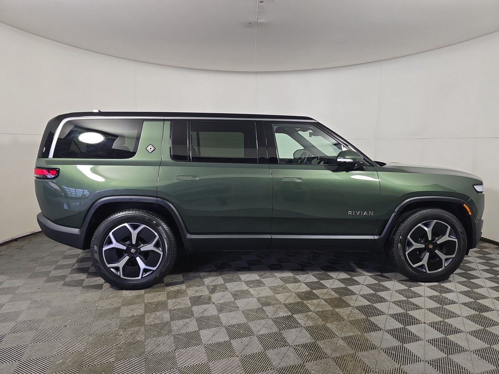 Used 2024 Rivian R1S Adventure AWD/4WD image 6