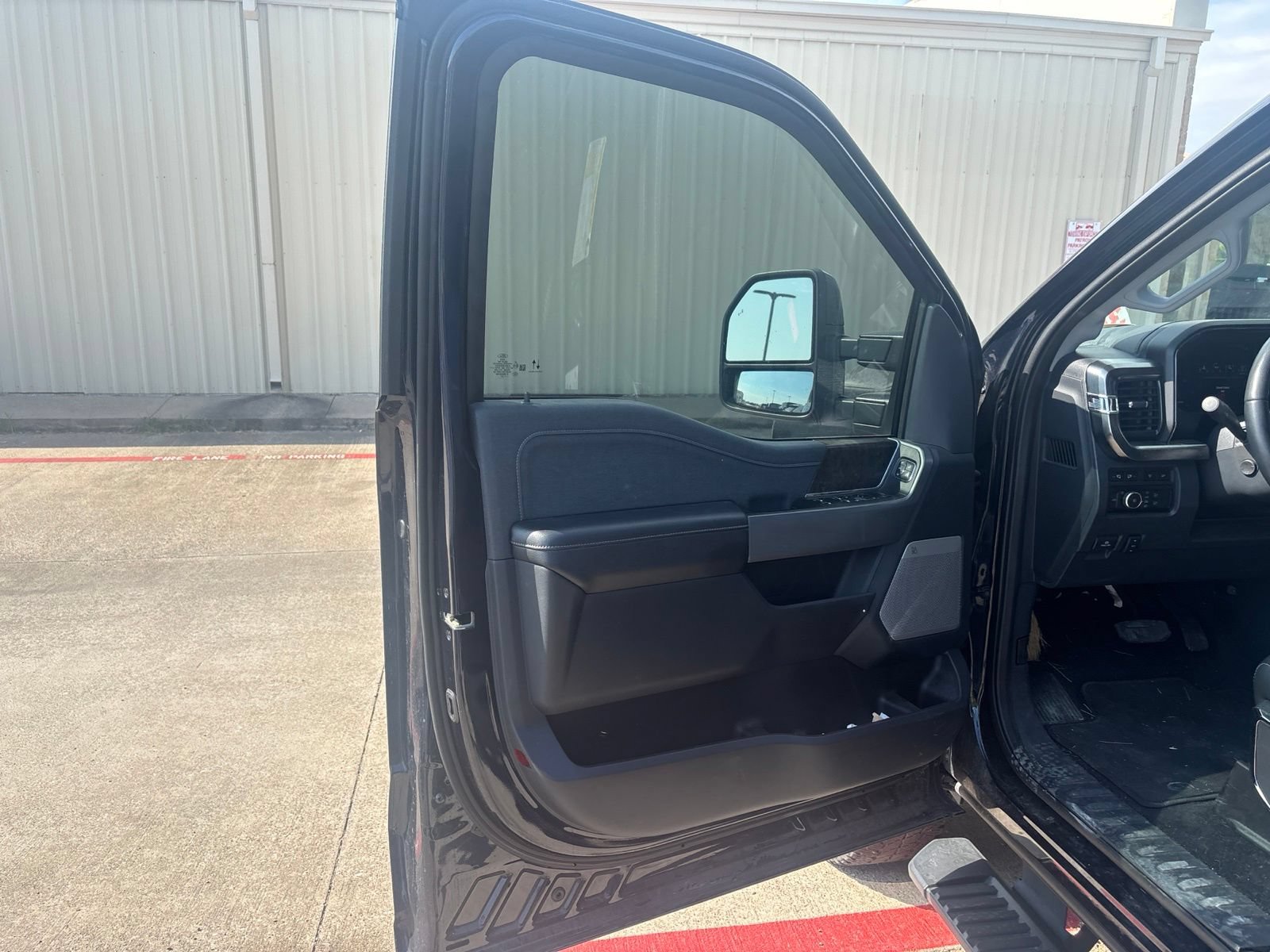Used 2024 Ford F250 Lariat w/ Lariat Ultimate Package AWD/4WD image 3
