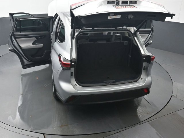 Used 2022 Toyota Highlander LE AWD/4WD image 49