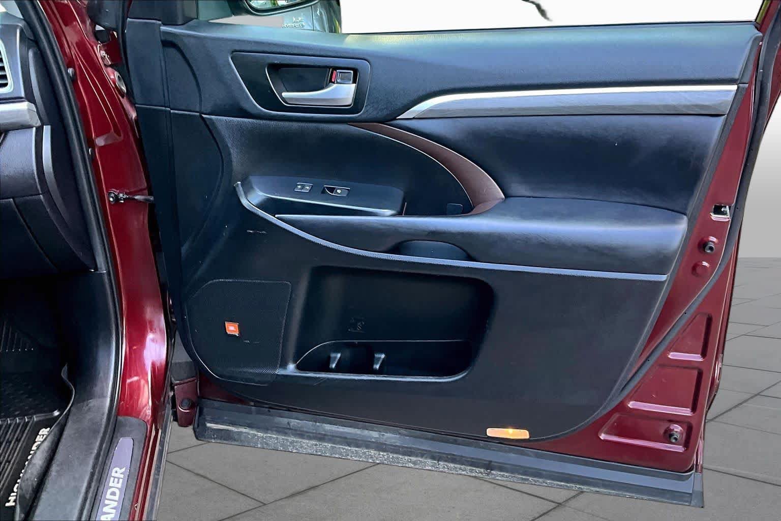 Used 2019 Toyota Highlander Limited Platinum AWD/4WD image 22