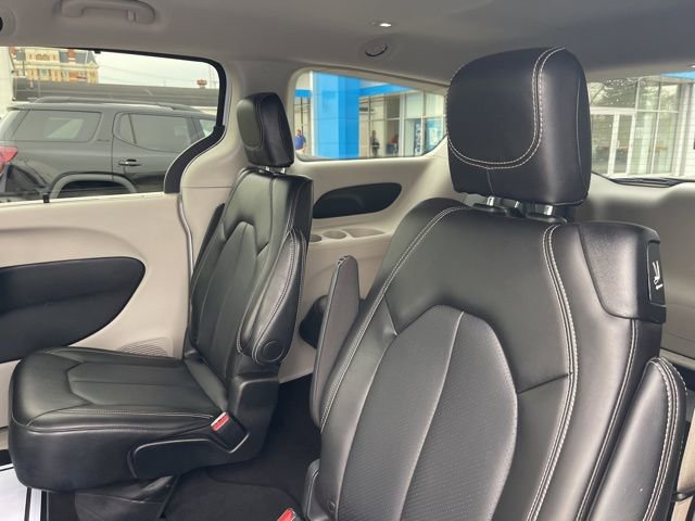 Used 2024 Chrysler Pacifica Touring-L image 17