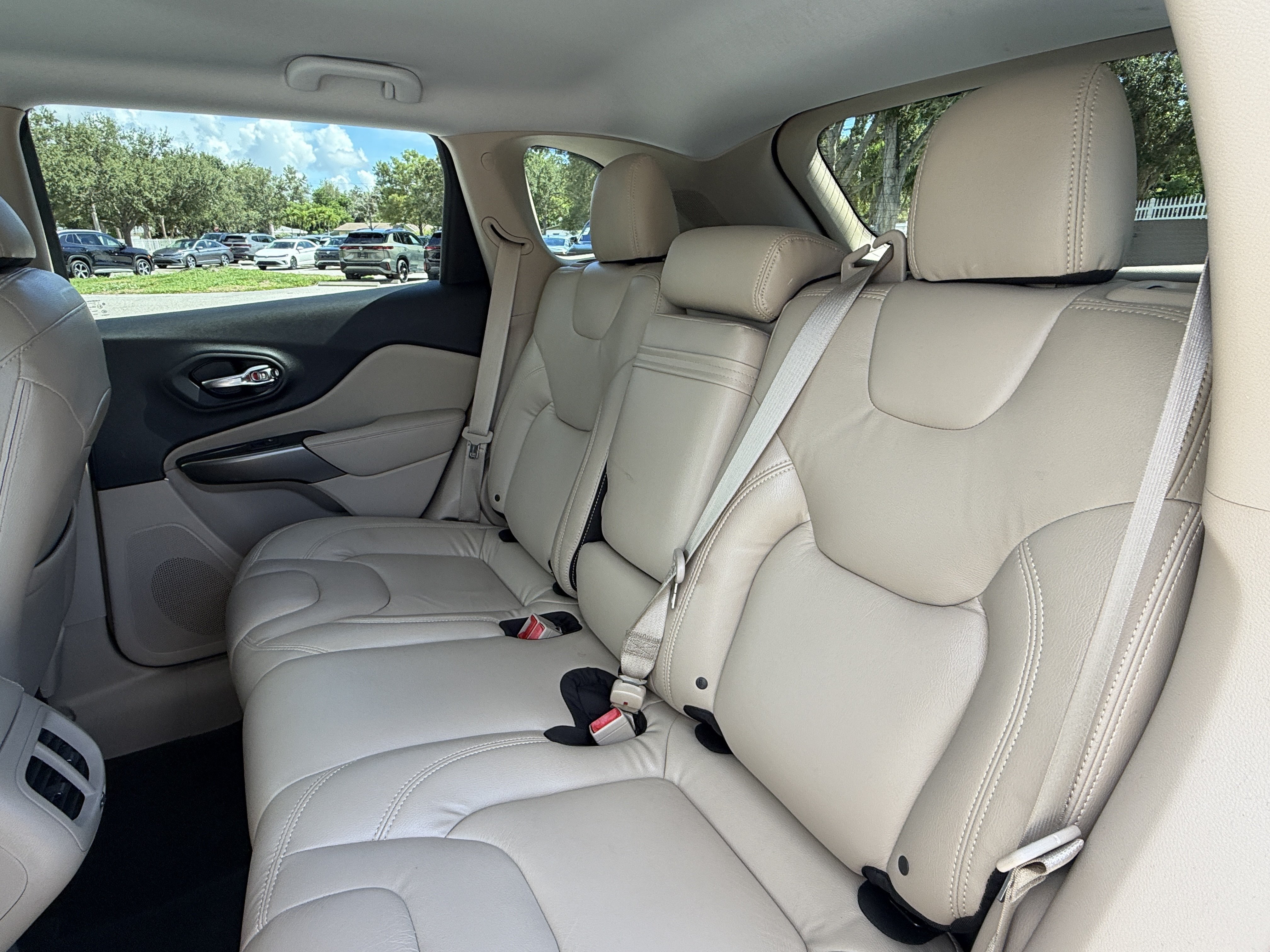 Used 2020 Jeep Cherokee Latitude FWD image 18