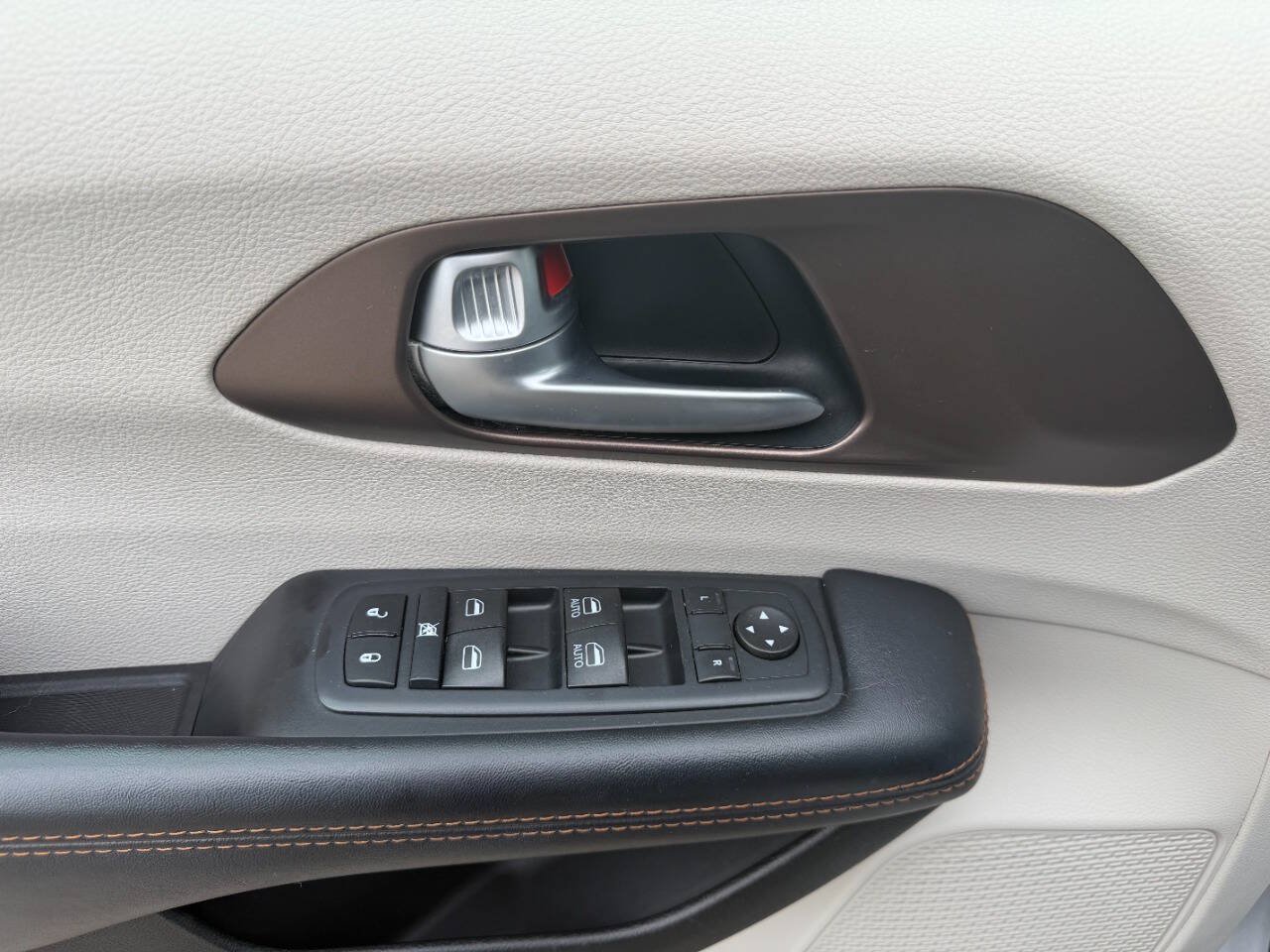 Used 2017 Chrysler Pacifica Touring-L FWD image 17