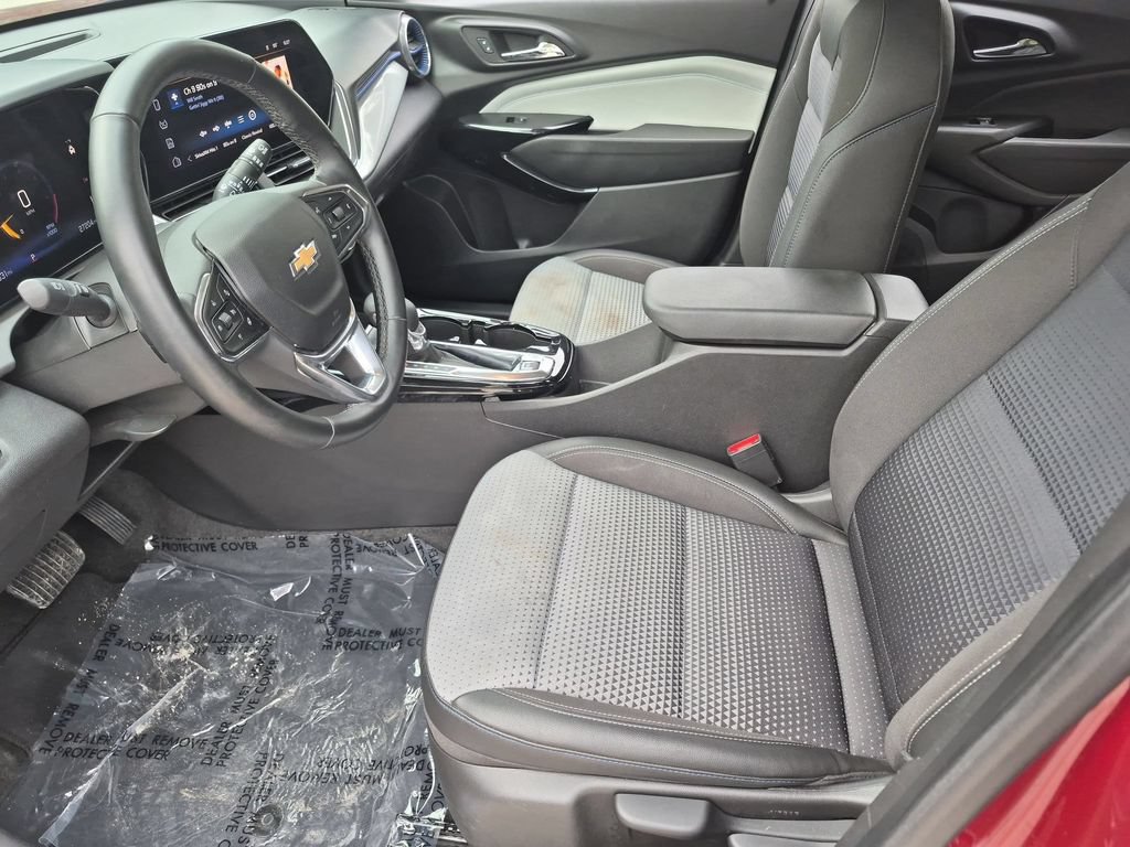 Used 2025 Chevrolet Trax LT w/ LT Convenience Package FWD image 24