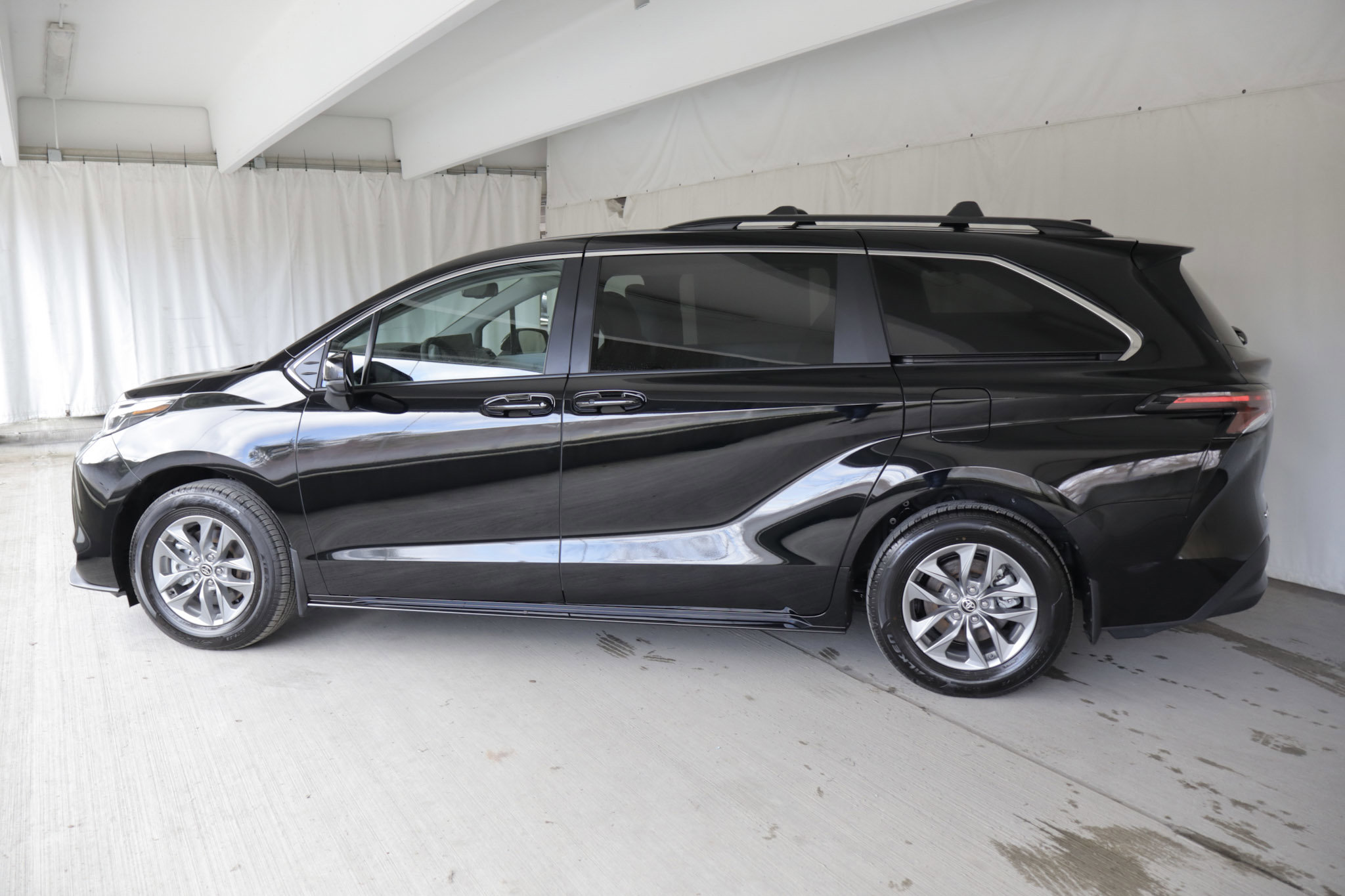 Used 2026 Toyota Sienna LE image 23