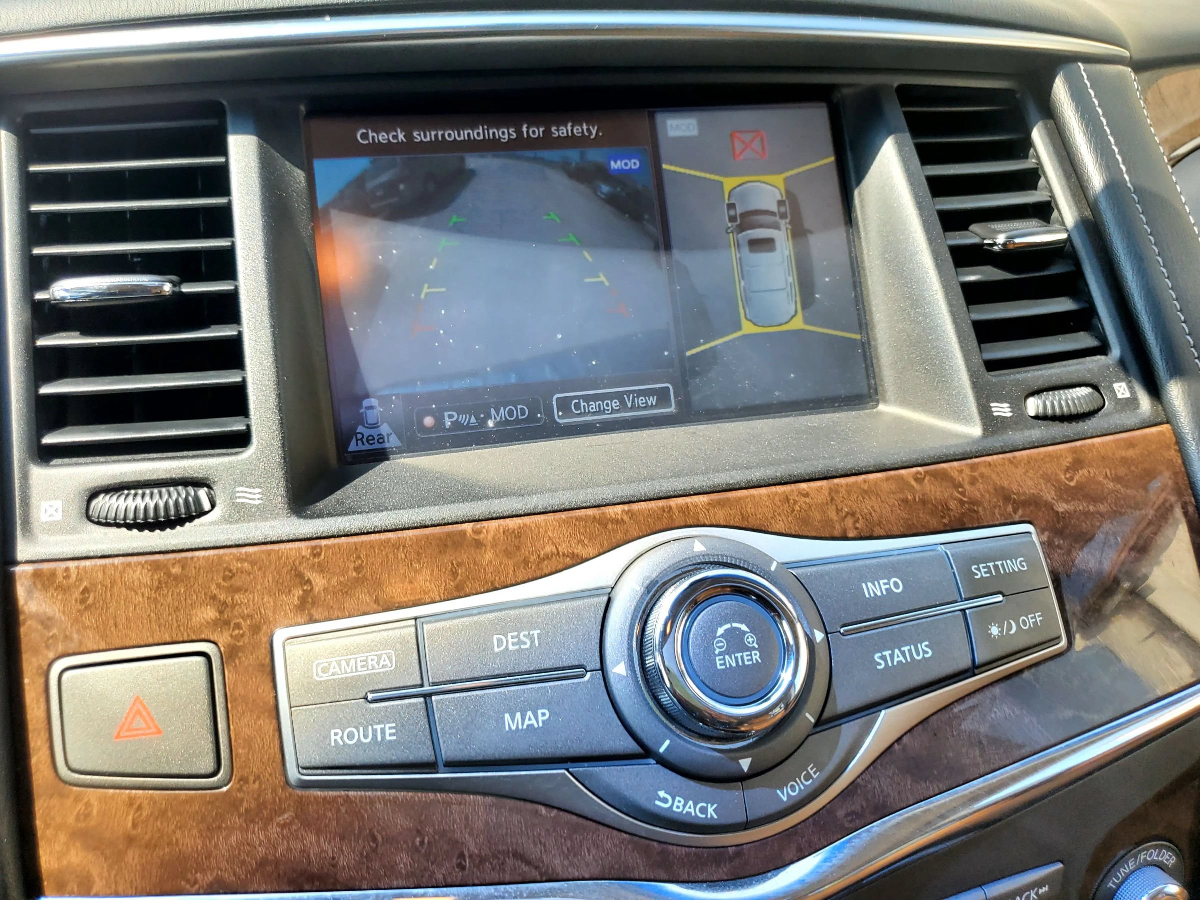 Used 2016 INFINITI QX80 4WD w/ Signature Edition Package image 4