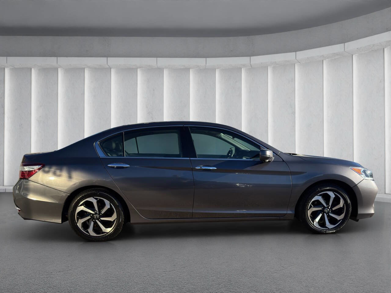 Used 2017 Honda Accord EX-L image 6