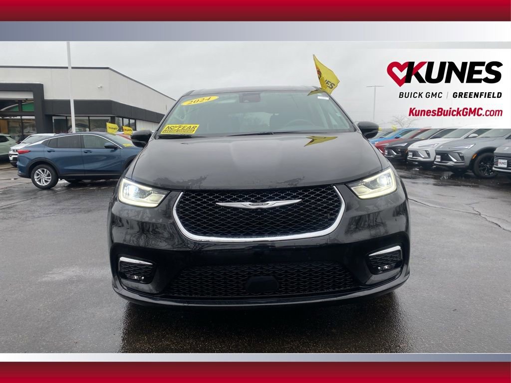 Used 2024 Chrysler Pacifica Touring-L image 12