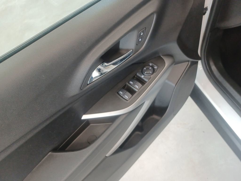 Used 2024 Chevrolet Trax RS image 12