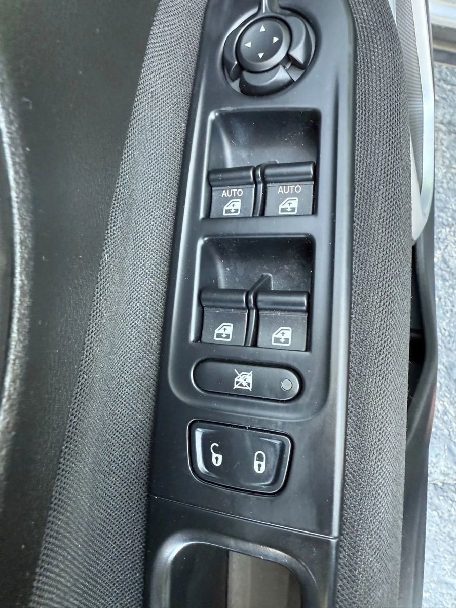 Used 2018 Jeep Renegade Latitude w/ Popular Equipment Group image 11