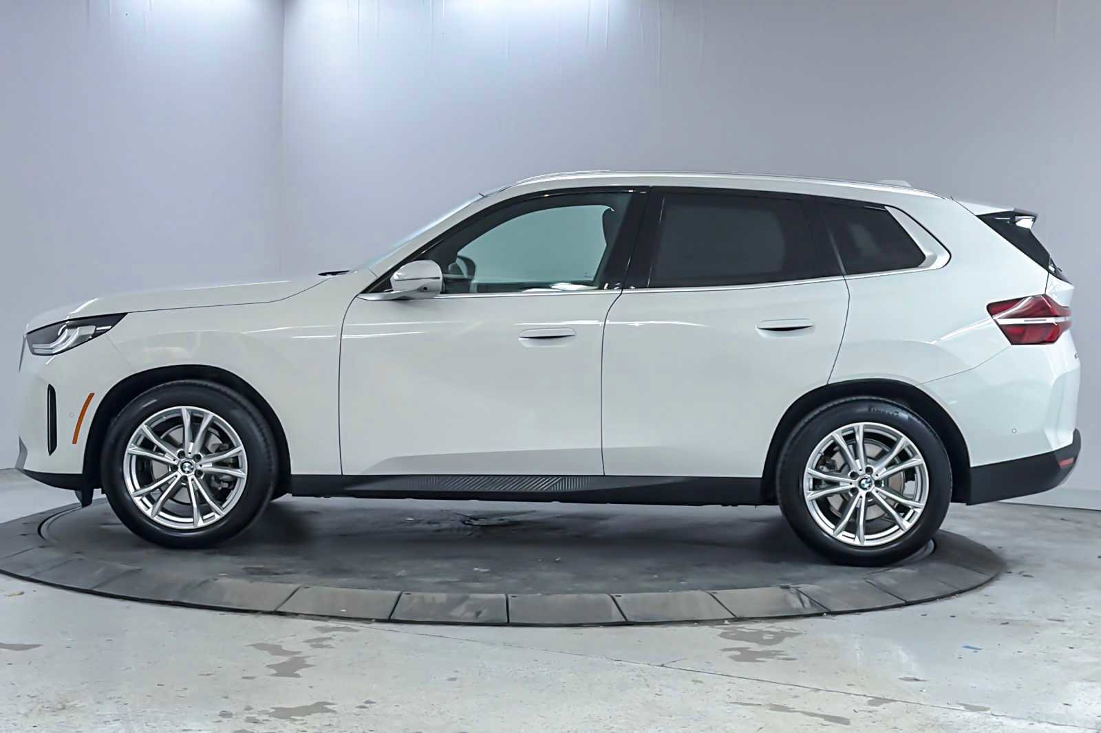 Used 2025 BMW X3 xDrive30i w/ Premium Package image 5