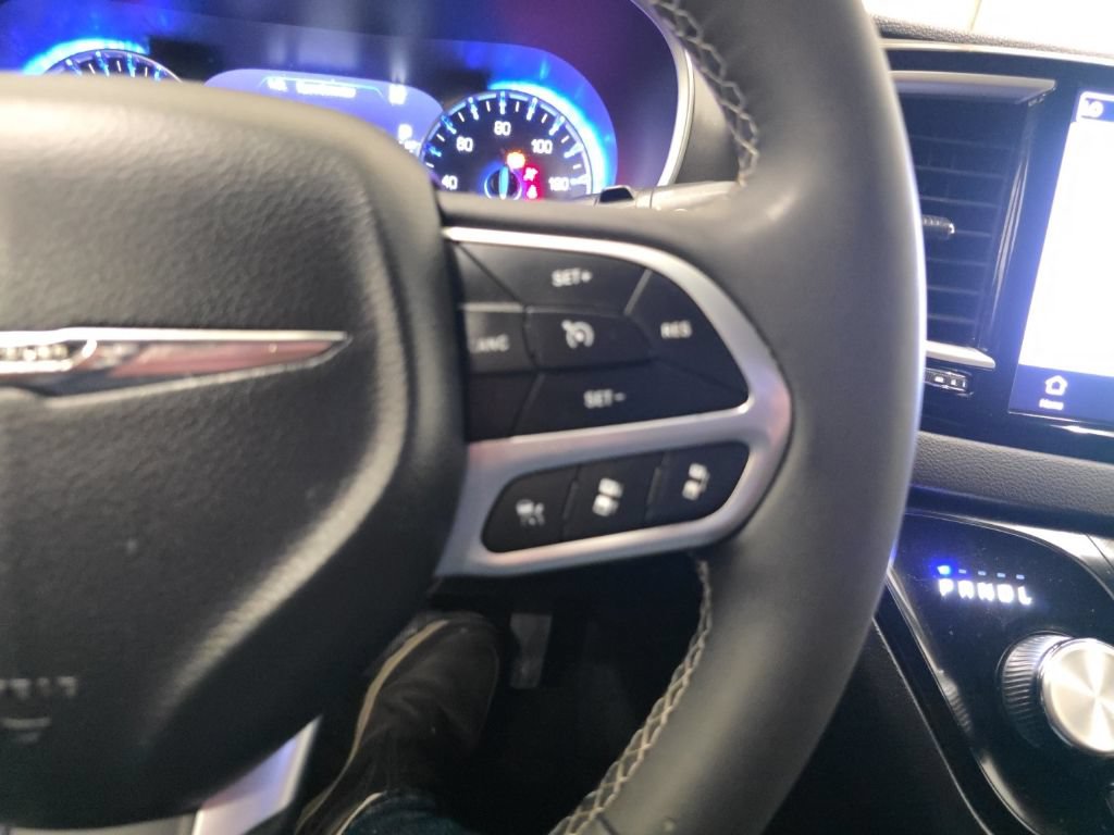 Used 2025 Chrysler Pacifica Select FWD image 16