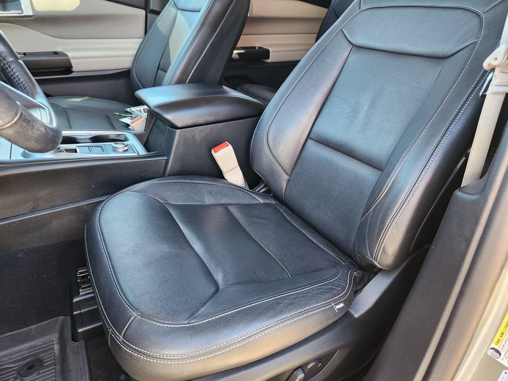 Used 2020 Ford Explorer XLT w/ Comfort Package AWD/4WD image 14