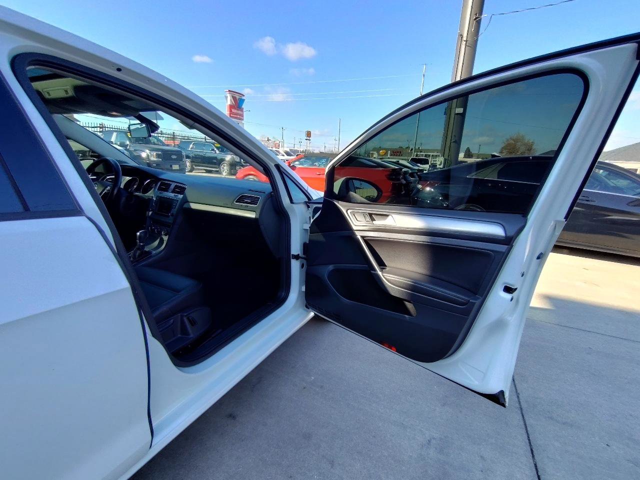 Used 2016 Volkswagen Golf SE image 46