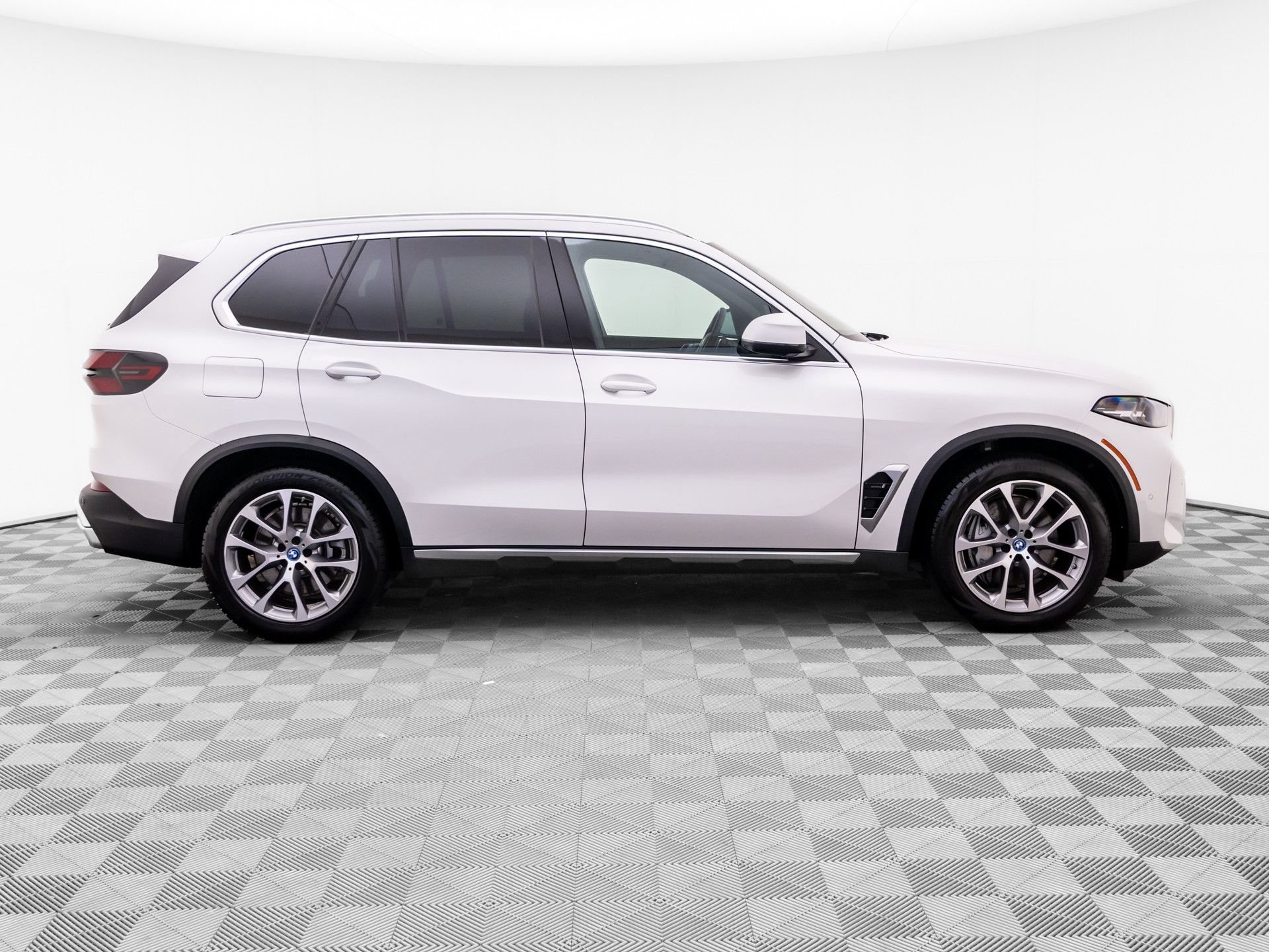Used 2024 BMW X5 xDrive50e w/ Parking Assistance Package AWD/4WD image 8