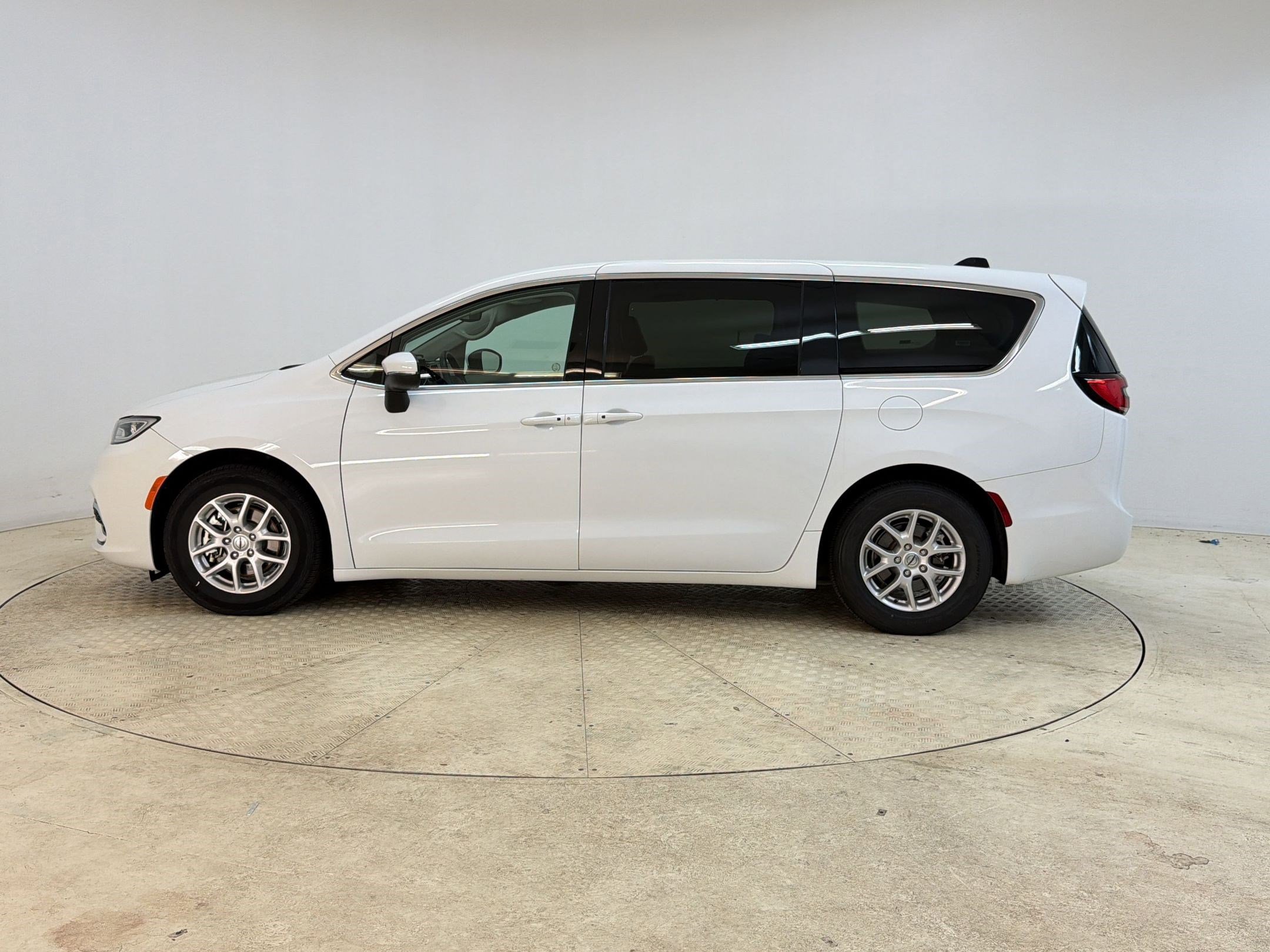 Used 2023 Chrysler Pacifica Touring-L FWD image 2