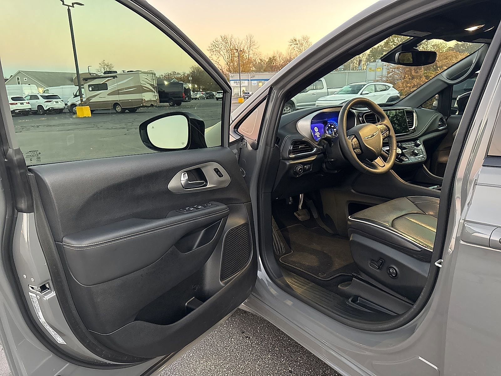 Used 2023 Chrysler Pacifica Limited w/ S Appearance Package image 16