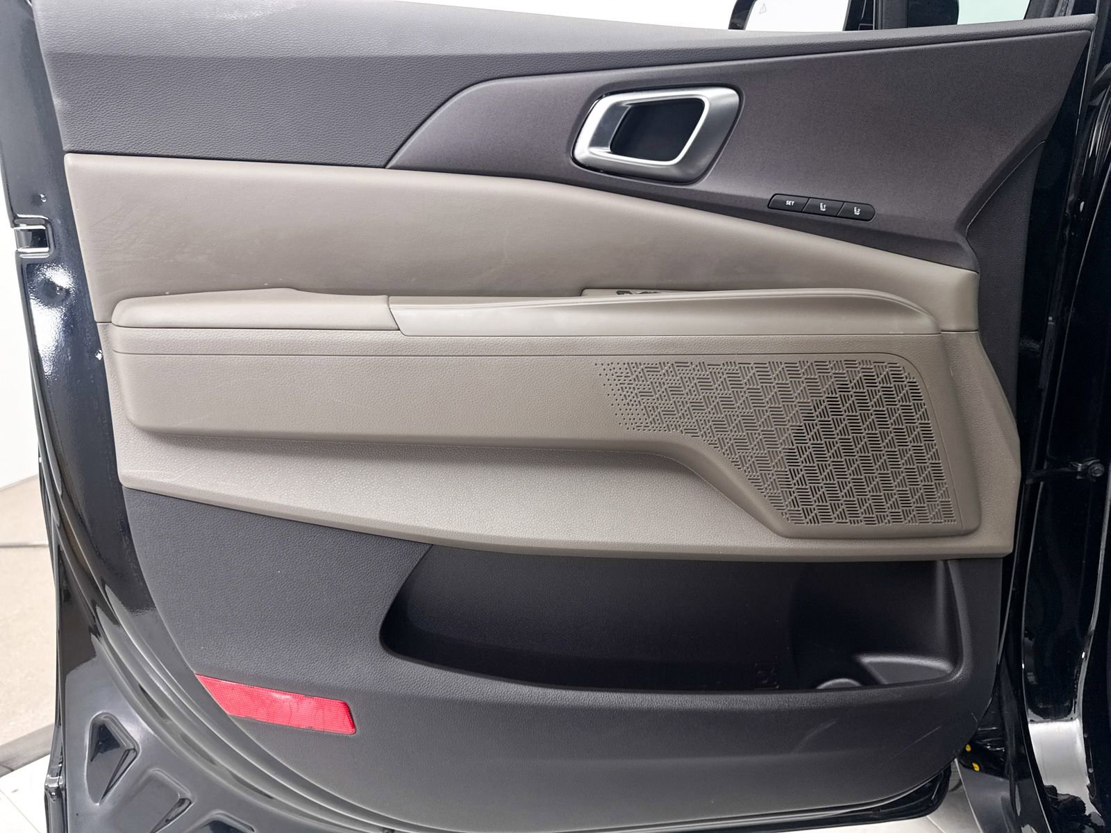 Certified 2025 Kia Carnival EX image 32