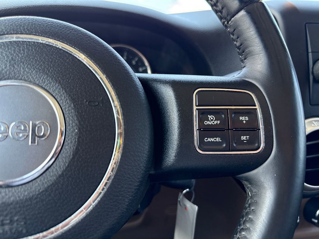 Used 2018 Jeep Wrangler Unlimited Sahara w/ Connectivity Group AWD/4WD image 16