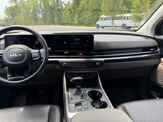 Used 2025 Kia Carnival FWD image 11